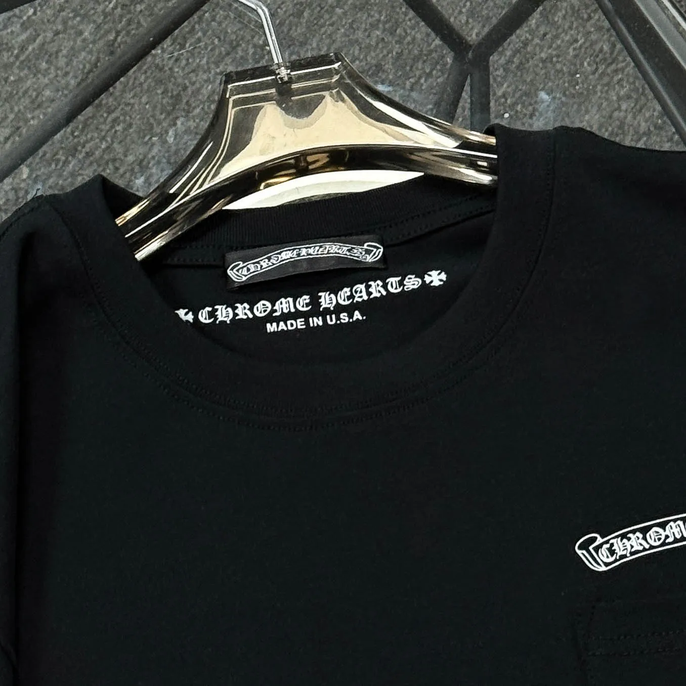 P170 Chrome Hearts Chrome Hearts 25 high version. The fabric is made of 300 grams of high-density cotton. It does not deform or shrink. It has three labels. It is the same style for men and women. Technology: digital printing. Color: white, black, pink. SIZE: S-XL